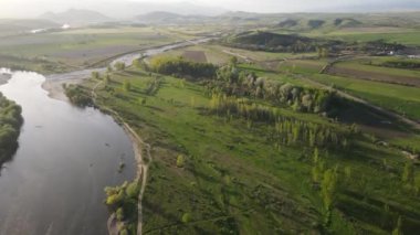 Bulgaristan 'ın Blagoevgrad bölgesinin Topolnitsa köyü yakınlarındaki Struma nehrinin hava günbatımı manzarası