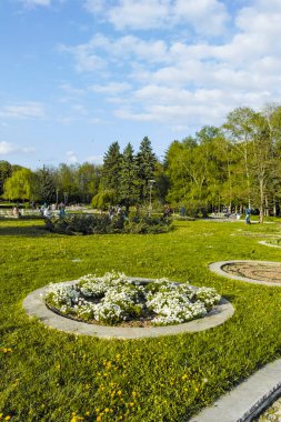 SOFYA, BULGARIA - 30 Nisan 2022: Bulgaristan 'ın Sofya kentindeki South Park' ın şaşırtıcı bahar manzarası
