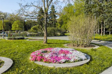 SOFYA, BULGARIA - 30 Nisan 2022: Bulgaristan 'ın Sofya kentindeki South Park' ın şaşırtıcı bahar manzarası