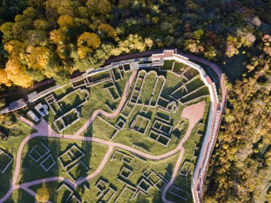 Bulgaristan 'ın Pernik kenti yakınlarındaki Ortaçağ Krakra kalesinin hava manzarası