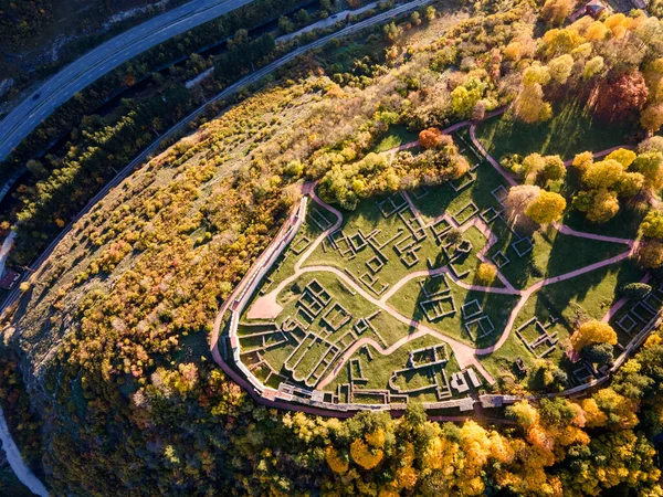 Bulgaristan 'ın Pernik kenti yakınlarındaki Ortaçağ Krakra kalesinin hava manzarası