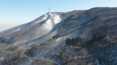 Bulgaristan 'ın Sofya kenti Boyana İlçesi yakınlarındaki Vitosha Dağı' nın hava kışı manzarası