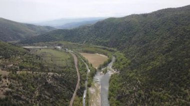 Bulgaristan 'ın Kresna Vadisi' nden geçen Struma Nehri 'nin havadan görüntüsü