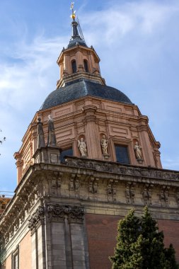 MADRID, İspanya - 23 Ocak 2018: Madrid, İspanya 'daki St. Andrew Kilisesi' nin muhteşem manzarası
