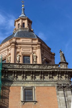 MADRID, İspanya - 23 Ocak 2018: Madrid, İspanya 'daki St. Andrew Kilisesi' nin muhteşem manzarası