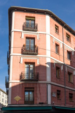 Madrid, İspanya - 23 Ocak 2018: Cephe tipik binaları ve sokakları şehir Madrid, İspanya