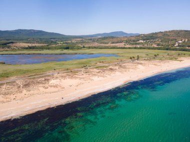 Bulgaristan 'ın Burgaz Bölgesi' ndeki Dyuni tatil beldesi yakınlarındaki The Driver Beach 'in (Alepu) hava manzarası