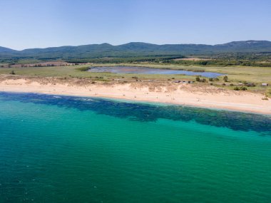 Bulgaristan 'ın Burgaz Bölgesi' ndeki Dyuni tatil beldesi yakınlarındaki The Driver Beach 'in (Alepu) hava manzarası