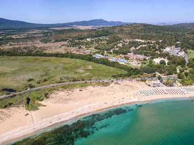 Bulgaristan 'ın Burgaz Bölgesi' ndeki Dyuni tatil beldesi yakınlarındaki The Driver Beach 'in (Alepu) hava manzarası