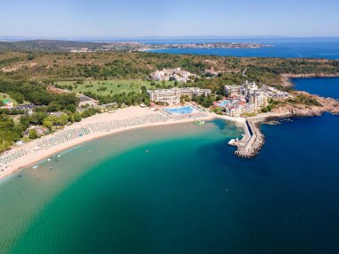 Bulgaristan 'ın Burgaz Bölgesi' ndeki Dyuni tatil beldesi yakınlarındaki The Driver Beach 'in (Alepu) hava manzarası