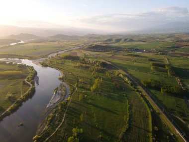 Bulgaristan 'ın Blagoevgrad bölgesinin Topolnitsa köyü yakınlarındaki Struma nehrinin hava günbatımı manzarası
