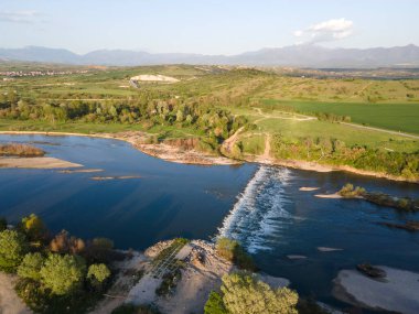 Bulgaristan 'ın Blagoevgrad bölgesinin Topolnitsa köyü yakınlarındaki Struma nehrinin hava günbatımı manzarası