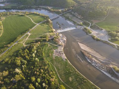 Bulgaristan 'ın Blagoevgrad bölgesinin Topolnitsa köyü yakınlarındaki Struma nehrinin hava günbatımı manzarası