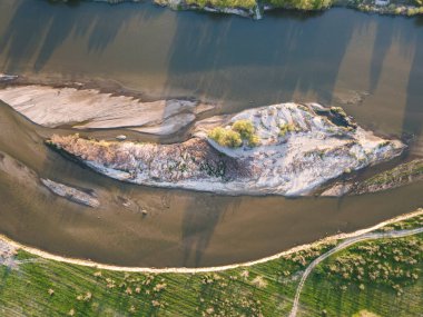 Bulgaristan 'ın Blagoevgrad bölgesinin Topolnitsa köyü yakınlarındaki Struma nehrinin hava günbatımı manzarası
