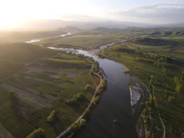 Bulgaristan 'ın Blagoevgrad bölgesinin Topolnitsa köyü yakınlarındaki Struma nehrinin hava günbatımı manzarası
