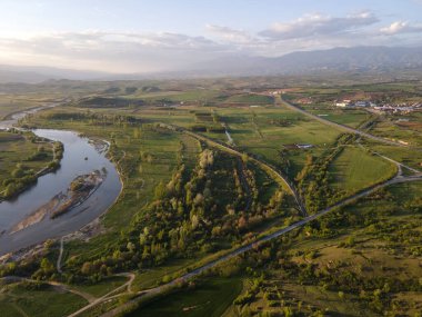 Bulgaristan 'ın Blagoevgrad bölgesinin Topolnitsa köyü yakınlarındaki Struma nehrinin hava günbatımı manzarası
