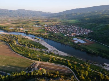 Bulgaristan 'ın Blagoevgrad bölgesinin Topolnitsa köyü yakınlarındaki Struma nehrinin hava günbatımı manzarası