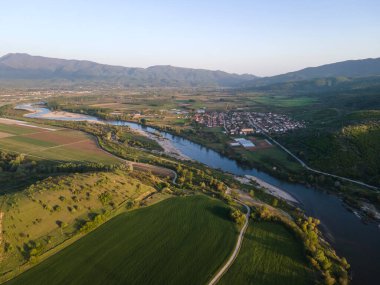 Bulgaristan 'ın Blagoevgrad bölgesinin Topolnitsa köyü yakınlarındaki Struma nehrinin hava günbatımı manzarası