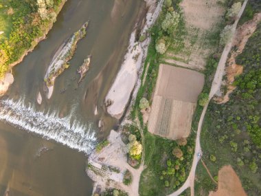 Bulgaristan 'ın Blagoevgrad bölgesinin Topolnitsa köyü yakınlarındaki Struma nehrinin hava günbatımı manzarası