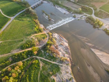 Bulgaristan 'ın Blagoevgrad bölgesinin Topolnitsa köyü yakınlarındaki Struma nehrinin hava günbatımı manzarası