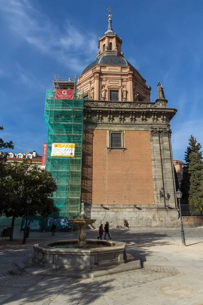MADRID, İspanya - 23 Ocak 2018: Madrid, İspanya 'daki St. Andrew Kilisesi' nin muhteşem manzarası