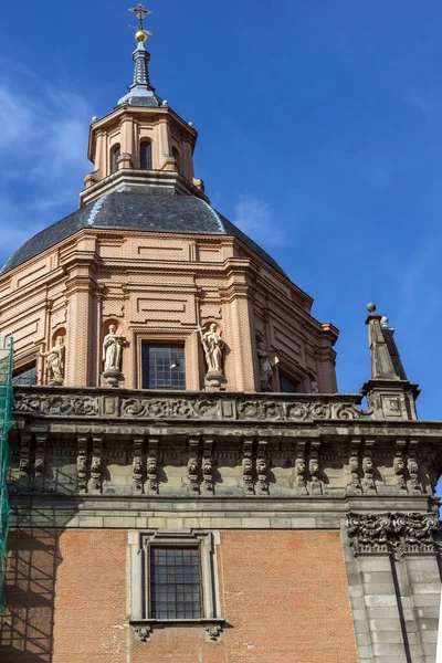 MADRID, İspanya - 23 Ocak 2018: Madrid, İspanya 'daki St. Andrew Kilisesi' nin muhteşem manzarası