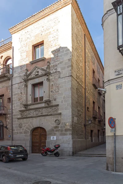 Madrid, İspanya - 23 Ocak 2018: Cephe tipik binaları ve sokakları şehir Madrid, İspanya