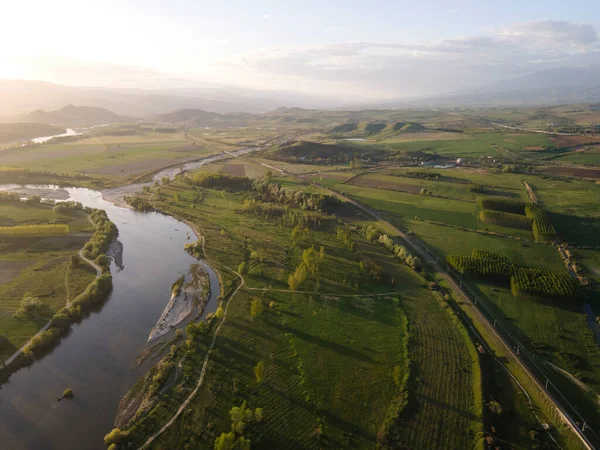 Bulgaristan 'ın Blagoevgrad bölgesinin Topolnitsa köyü yakınlarındaki Struma nehrinin hava günbatımı manzarası