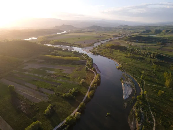 Bulgaristan 'ın Blagoevgrad bölgesinin Topolnitsa köyü yakınlarındaki Struma nehrinin hava günbatımı manzarası