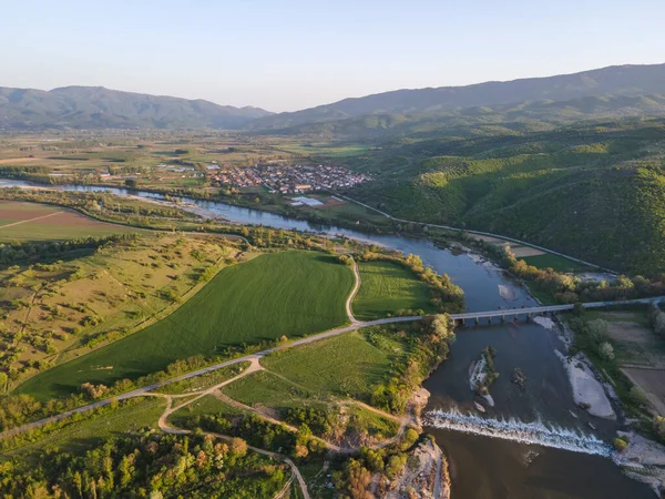Bulgaristan 'ın Blagoevgrad bölgesinin Topolnitsa köyü yakınlarındaki Struma nehrinin hava günbatımı manzarası