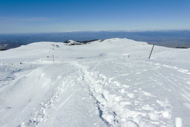 Bulgaristan 'ın Sofya kentinin Cherni Vrah zirvesi yakınlarındaki Vitosha Dağı' nın kış manzarası