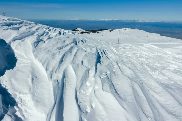 Bulgaristan 'ın Sofya kentinin Cherni Vrah zirvesi yakınlarındaki Vitosha Dağı' nın kış manzarası