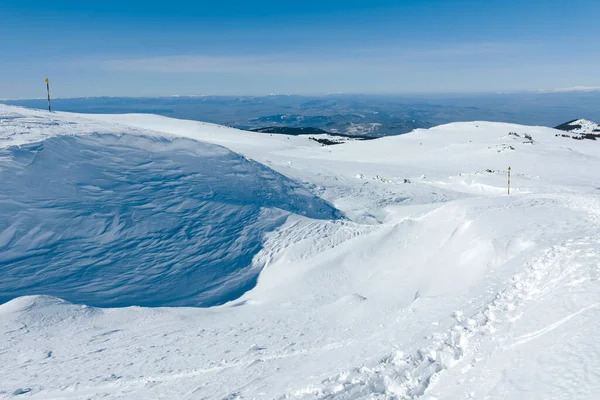 Bulgaristan 'ın Sofya kentinin Cherni Vrah zirvesi yakınlarındaki Vitosha Dağı' nın kış manzarası