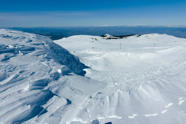 Bulgaristan 'ın Sofya kentinin Cherni Vrah zirvesi yakınlarındaki Vitosha Dağı' nın kış manzarası