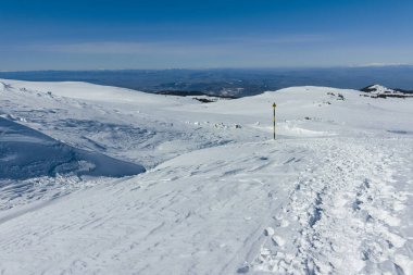 Bulgaristan 'ın Sofya kentinin Cherni Vrah zirvesi yakınlarındaki Vitosha Dağı' nın kış manzarası