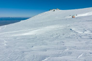 Bulgaristan 'ın Sofya kentinin Cherni Vrah zirvesi yakınlarındaki Vitosha Dağı' nın kış manzarası