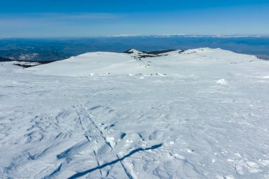 Bulgaristan 'ın Sofya kentinin Cherni Vrah zirvesi yakınlarındaki Vitosha Dağı' nın kış manzarası