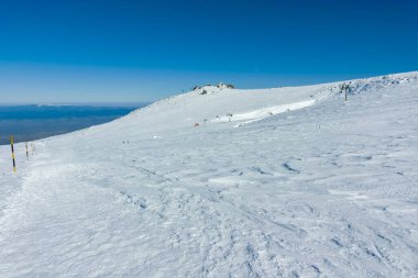 Bulgaristan 'ın Sofya kentinin Cherni Vrah zirvesi yakınlarındaki Vitosha Dağı' nın kış manzarası