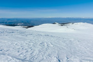 Bulgaristan 'ın Sofya kentinin Cherni Vrah zirvesi yakınlarındaki Vitosha Dağı' nın kış manzarası