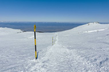 Bulgaristan 'ın Sofya kentinin Cherni Vrah zirvesi yakınlarındaki Vitosha Dağı' nın kış manzarası