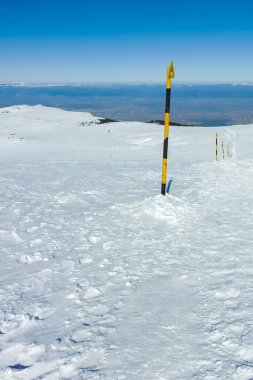 Bulgaristan 'ın Sofya kentinin Cherni Vrah zirvesi yakınlarındaki Vitosha Dağı' nın kış manzarası