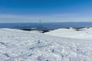 Bulgaristan 'ın Sofya kentinin Cherni Vrah zirvesi yakınlarındaki Vitosha Dağı' nın kış manzarası