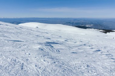 Bulgaristan 'ın Sofya kentinin Cherni Vrah zirvesi yakınlarındaki Vitosha Dağı' nın kış manzarası