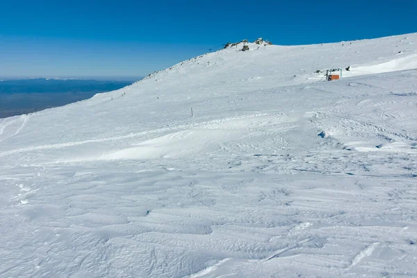 Bulgaristan 'ın Sofya kentinin Cherni Vrah zirvesi yakınlarındaki Vitosha Dağı' nın kış manzarası