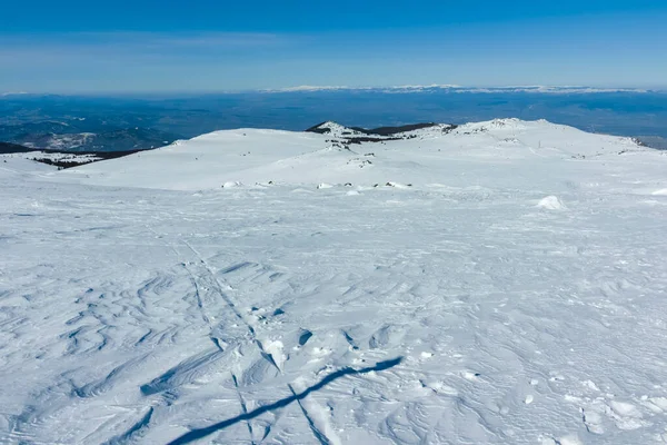 Bulgaristan 'ın Sofya kentinin Cherni Vrah zirvesi yakınlarındaki Vitosha Dağı' nın kış manzarası