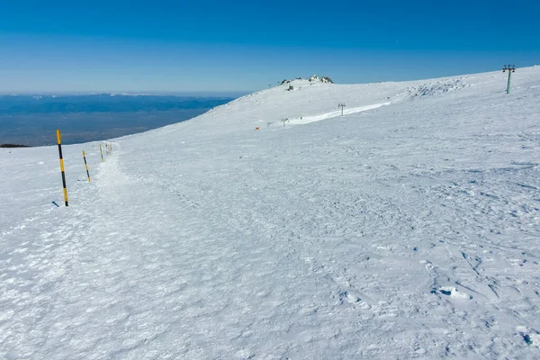 Bulgaristan 'ın Sofya kentinin Cherni Vrah zirvesi yakınlarındaki Vitosha Dağı' nın kış manzarası