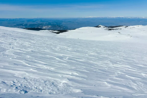 Bulgaristan 'ın Sofya kentinin Cherni Vrah zirvesi yakınlarındaki Vitosha Dağı' nın kış manzarası