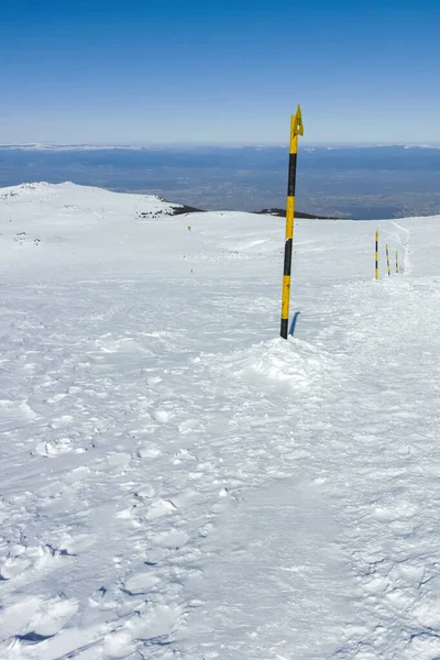 Bulgaristan 'ın Sofya kentinin Cherni Vrah zirvesi yakınlarındaki Vitosha Dağı' nın kış manzarası