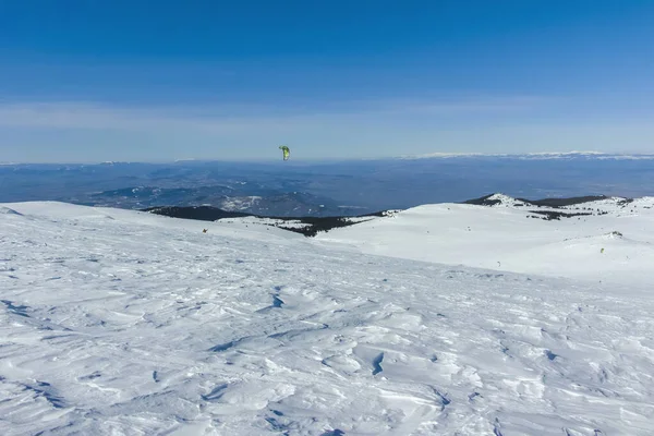 Bulgaristan 'ın Sofya kentinin Cherni Vrah zirvesi yakınlarındaki Vitosha Dağı' nın kış manzarası