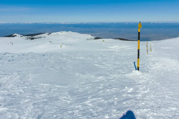 Bulgaristan 'ın Sofya kentinin Cherni Vrah zirvesi yakınlarındaki Vitosha Dağı' nın kış manzarası
